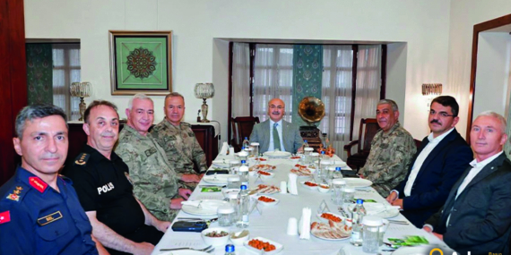 “Tümgeneral Özeren’e Adana’da Veda: Yeni Görevine Uğurlandı”