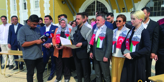 “Gazze İçin Adana’da Boş Sıralar Eylemi: ‘Katledilen 19 Bin Çocuğun Çığlığı’”