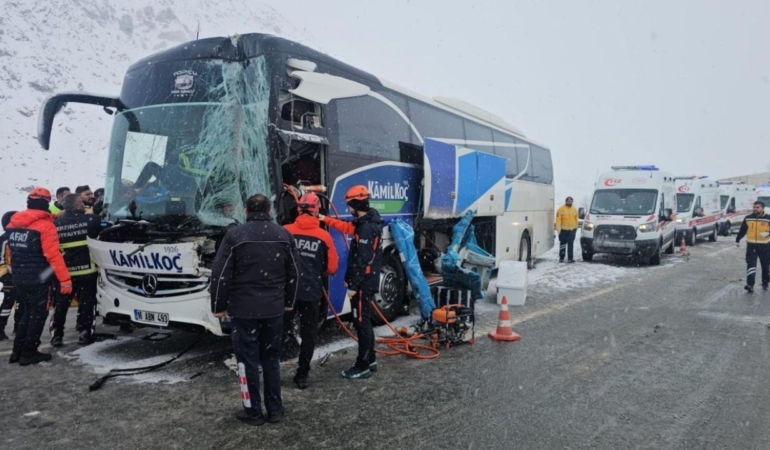 erzincanda-yolcu-otobusu-tira-carpti-3-yarali.jpg