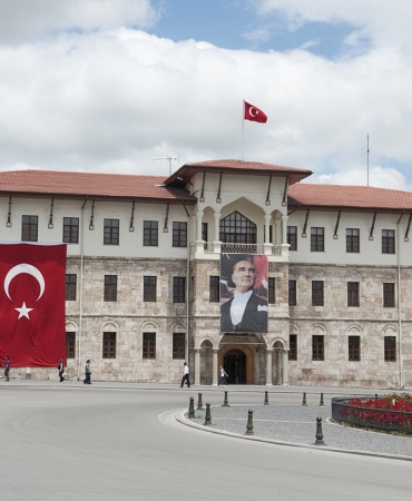 Sivas_Cumhuriyet_Meydani_in_2011_8145.jpg