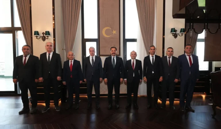 vali-masatli-vergi-calisanlarini-kabul-etti-1772011343.webp.webp