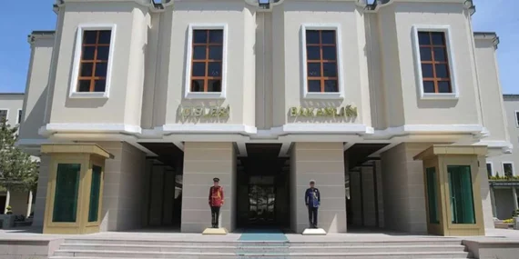 icisleri-bakanligi-iki-belediye-baskanini-gorevden-uzaklastirdi-106a3b7d6a3af31.webp.webp.webp