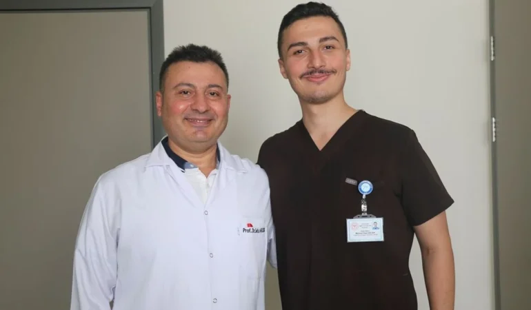 Adana’da Gururlandıran Baba-Oğul Hikâyesi: Aynı Hastanede Şifa Dağıtıyorlar